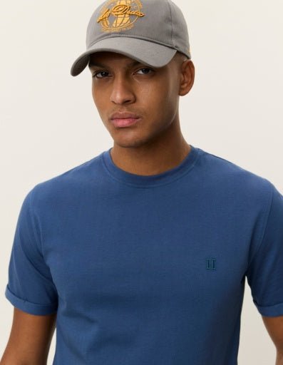 Les Deux Norregaard Contrast T-Shirt in der Farbe DARK DENIM BLUE