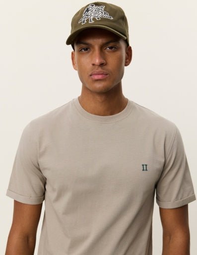 Les Deux Norregaard Contrast T-Shirt in der Farbe LAUREL OAK SAND