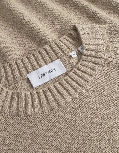 Les Deux Pullover Brad in der Farbe Dark Sand