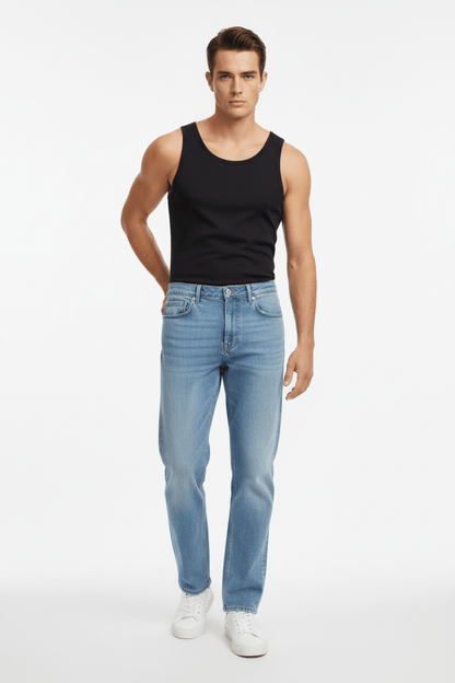 Les Deux Ryder Washed Denim Jeans in der Farbe LIGHT INDIGO WASH