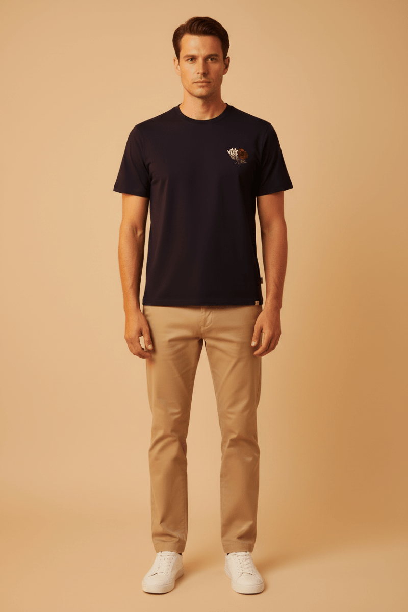 Les Deux T-Shirt Felipe in der Farbe Mitternachtsblau mit Rosendruck