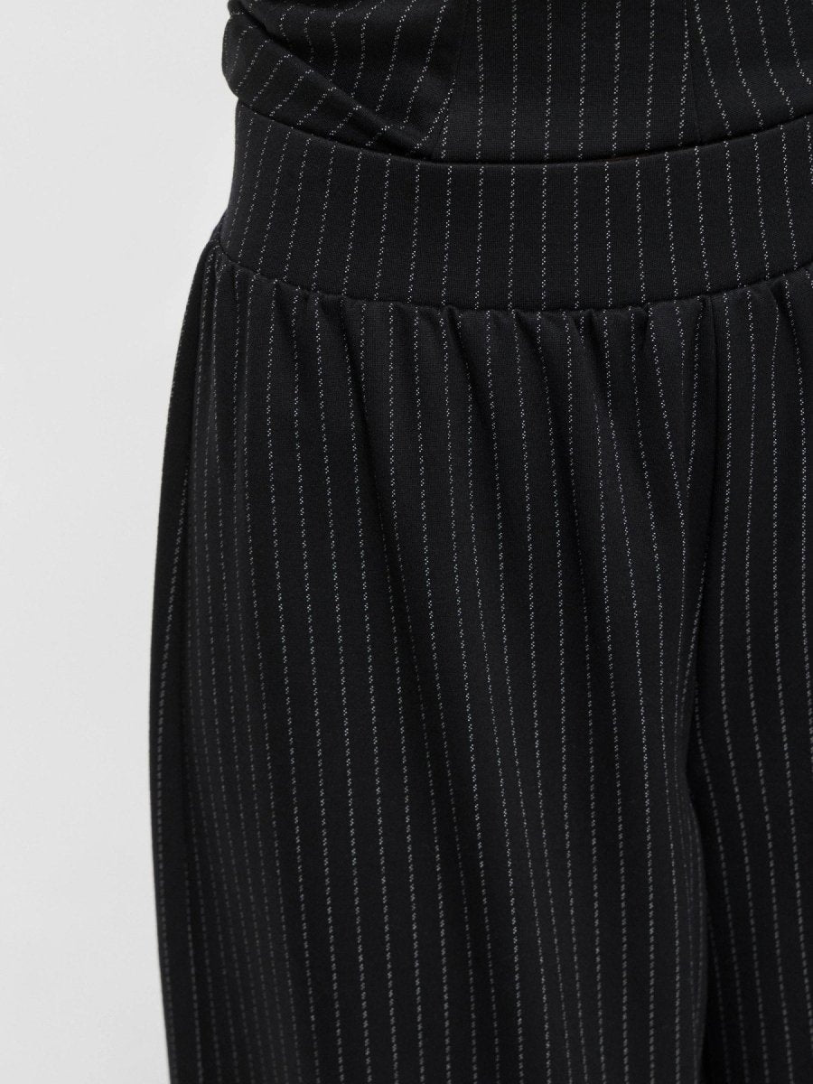 Vila Hose VIMASTRIBA 7/8 HW BARREL PANTS - Black Beauty PINSTRIPE