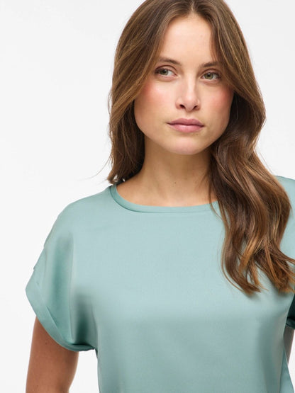 Vila T-shirt Viellette Satin Top in der Farbe Blue Surf